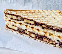 Сладкий сэндвич с nutella, фундуком и бананом