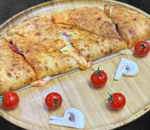 Кальцоне с копченой говядиной и сыром 