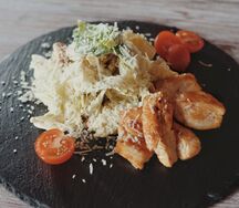 Салат Цезарь с курицей