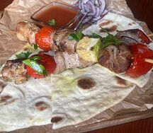 Шашлык из свинины на шпажке с овощами
