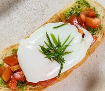 Tapas с помидором и яйцом пашот