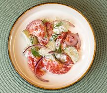 Салат овощной с красным луком и сметаной