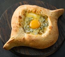 Хачапури по-аджарски с грушей и сыром горгонзола (лодочка)