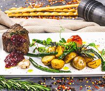 Филе-миньон с овощами и луковым соусом