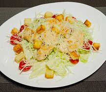Соус Цезарь с салатом и курицей