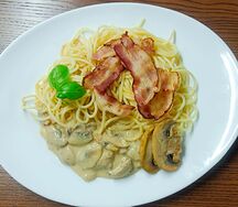 Паста с грибами и беконом