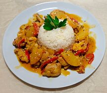 Курица с ананасами в кисло-сладком соусе с рисом