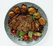 Жареный окорок кабана с картофелем и глазированным яблоком