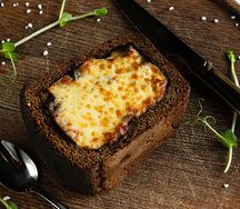Жюльен с курицей и грибами в хлебе