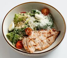 Салат Цезарь с куриной грудкой