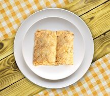 Блин с мягким сыром, помидорами и зеленью