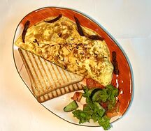 Омлет с курицей, моцареллой и вялеными томатами