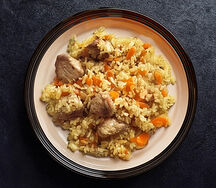 Плов с куриным мясом, обжаренный на огне