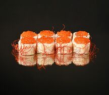 Ролл с красной икрой, лососем и сливочным сыром