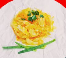 Салат из свежей капусты, моркови и лука