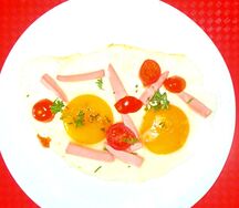 Яичница с колбасой и помидорами