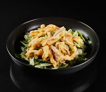 Салат с курицей темпура, яблоком и цитрусовым Хойсин