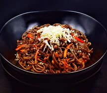Соба с говядиной и овощами