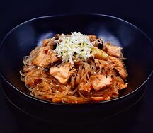 Фунчоза с лососем и морепродуктами