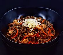 Соба с курицей и овощами