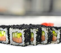 Ролл Калифорния с копченым лососем