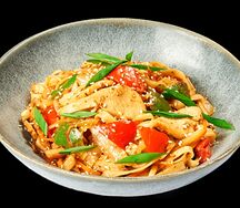 Вок с курицей и кунжутным соусом