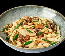 Вок с курицей, грибами и сливочным соусом