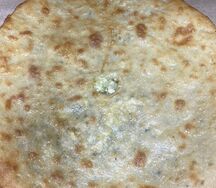 Осетинский пирог с творогом, сыром и укропом