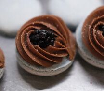 Макарон Соленый шоколад-ежевика