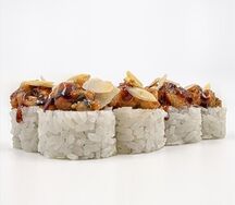Ролл с угрём и лепестками арахиса