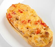 Горячий бутерброд с курицей и помидором