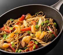 Соба с креветками и курицей