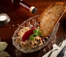 Паштет печеночный с брусничным соусом