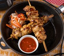 Шашлычки куриные с соусом