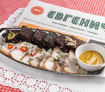 Копченое сало с горчицей и гренками