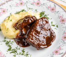 Говядина, томленная в черносливе с картофельным пюре