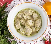 Пельмени с бараниной и бульоном