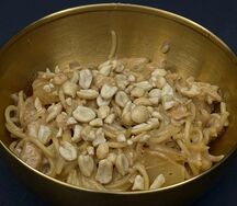 Яичная лапша с курицей и ананасами в сливочно-устричном