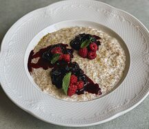 Овсяная каша с сезонной ягодой и черной смородиной