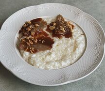 Каша рисовая с печеной грушей и карамелью