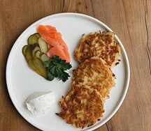 Драники с лососем шеф-посола, маринованными огурцами и сметаной