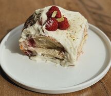 Синнабон с малиной и заварным кремом