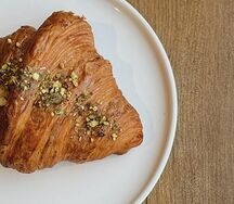 Фисташковый круассан с малиной и клубникой 