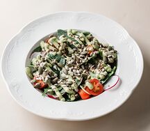 Овощной салат с соусом дзадзыки