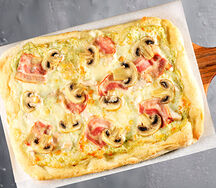 Пицца римская с курицей, беконом и грибами                                                                                                            