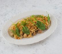 Салат с бужениной, соленым огурцом, жареными грибами и хрустящим картофелем