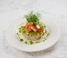 Оливье с креветками и муссом из зеленого горошка