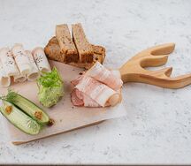 Ассорти сала с чесночными гренками и маслосольными огурчиками 