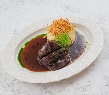 Говяжьи щечки томленые в вине с картофельным кремом