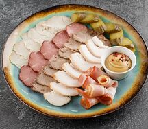 Тарелка мясных деликатесов